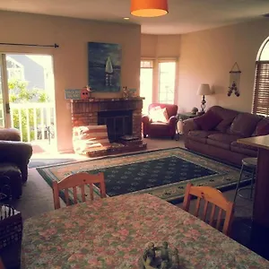 https://the-newport-family-peninsula-beach-house.topanaheimhotels.com